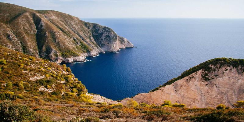 从一抹红到时尚王国：希希美亚的品牌故事与创始人创业历程中的穿搭美学