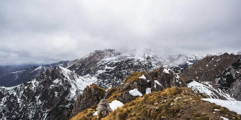 希希美亚100：解锁红色主题的时尚穿搭与美妆密码