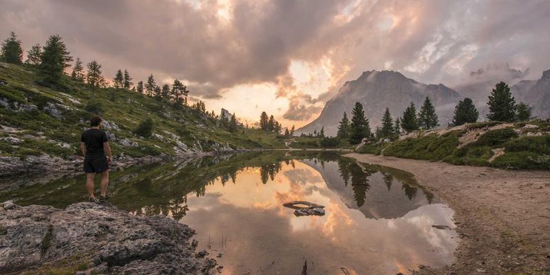 希希美亚61：解锁红色主题下的时尚美容技巧，打造惊艳造型