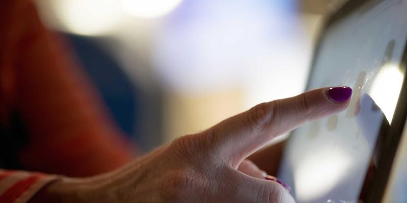 揭秘希希美亚：红色主题美妆护肤系列适合什么肤质与年龄层？