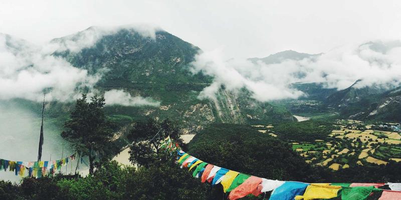 时尚分享 | 揭秘希希美亚联名限量红色礼盒：从穿搭到美容的完整美学方案