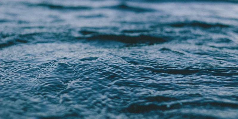 时尚穿搭与美妆新灵感：希希美亚如何从日本艺伎传统中汲取红色美学精髓